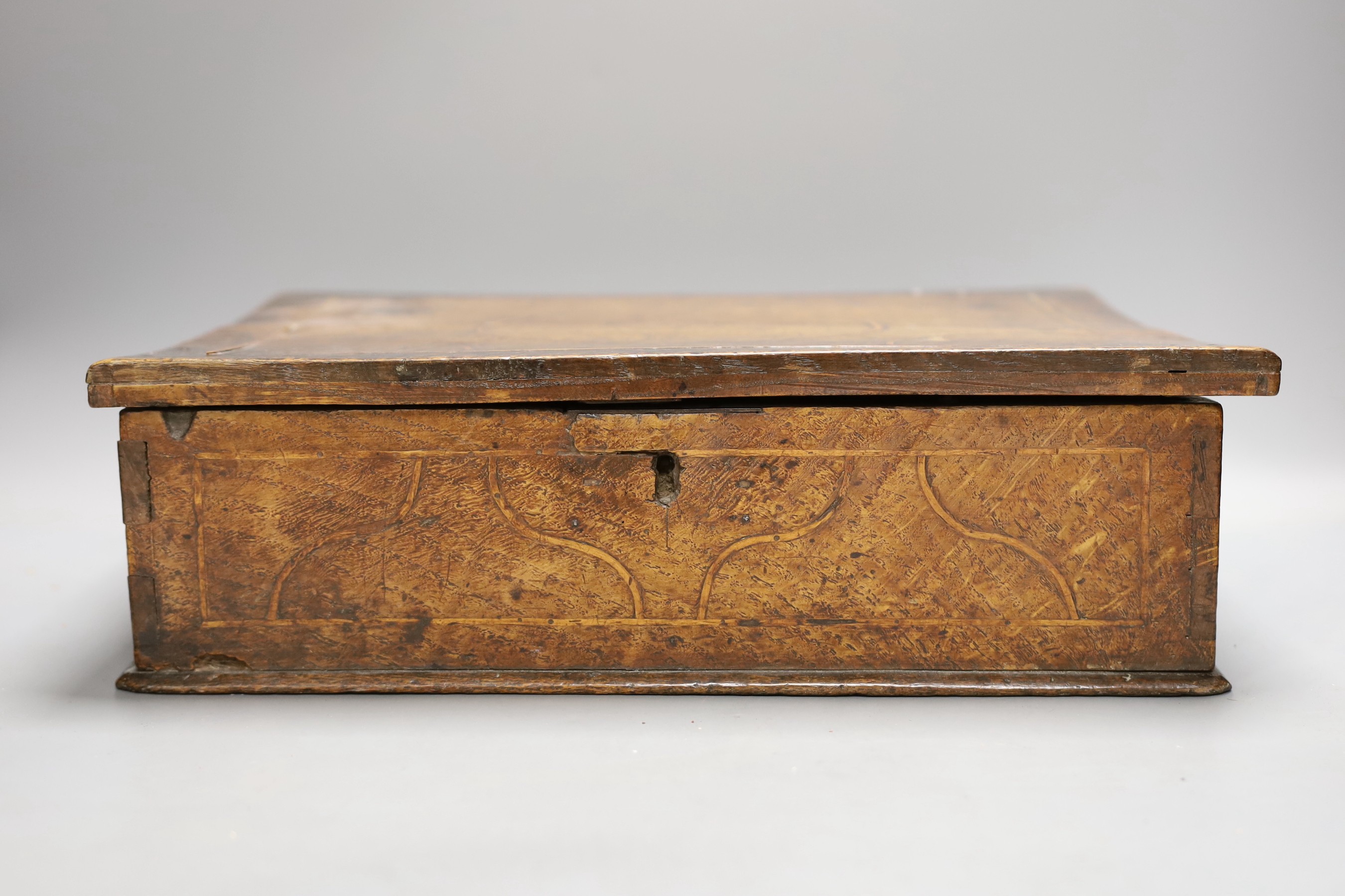 A 17th / early 18th century inlaid oak bible box 39.5cm